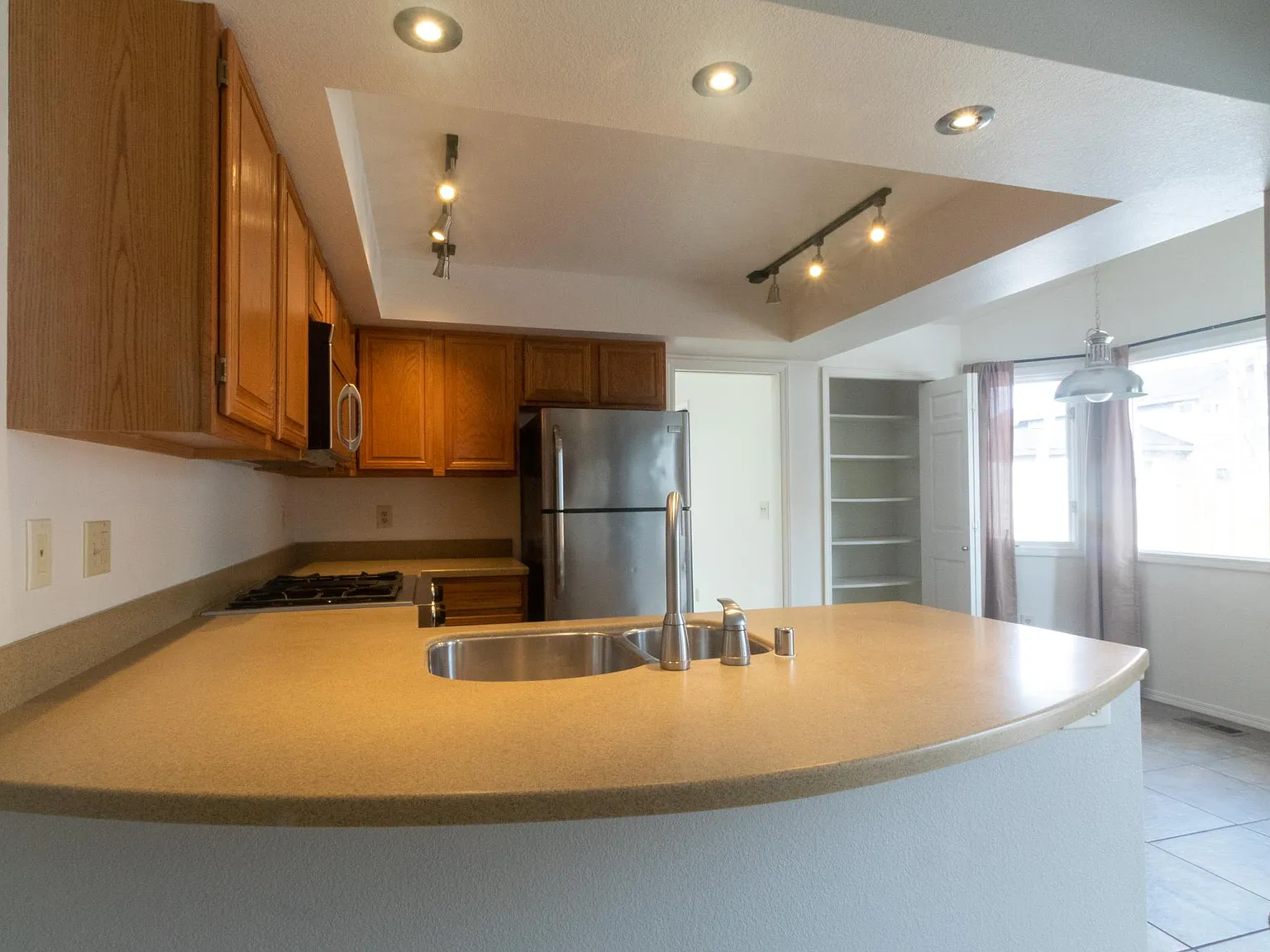 3 bed, 2.5 bath, 2027 sqft, $3,300 — Photo 2