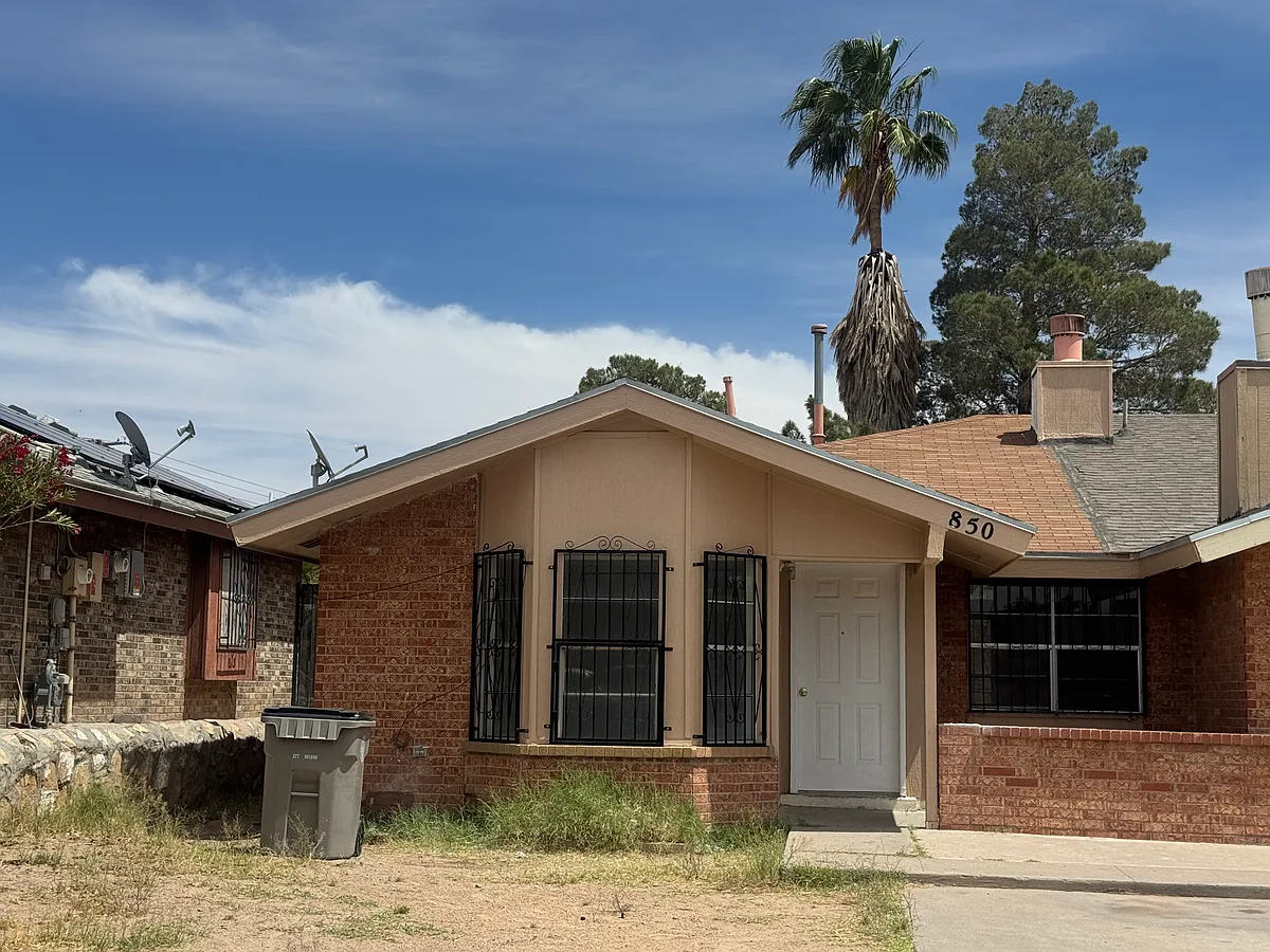 Building Photo - 850 Los Surcos Rd
