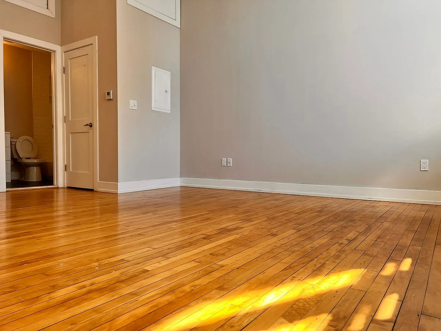 Modern Loft Style Studio with Hardwood floors, High Ceilings and stainless Steel Appliances. — Photo 4
