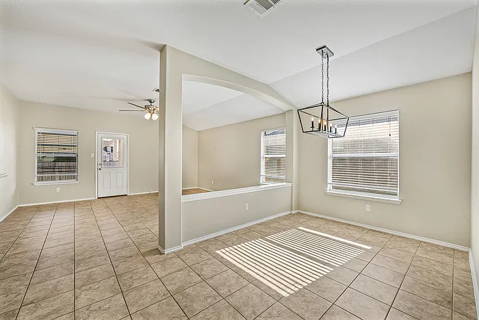 4 bed, 2.0 bath, 1912 sqft, $2,045 — Photo 4