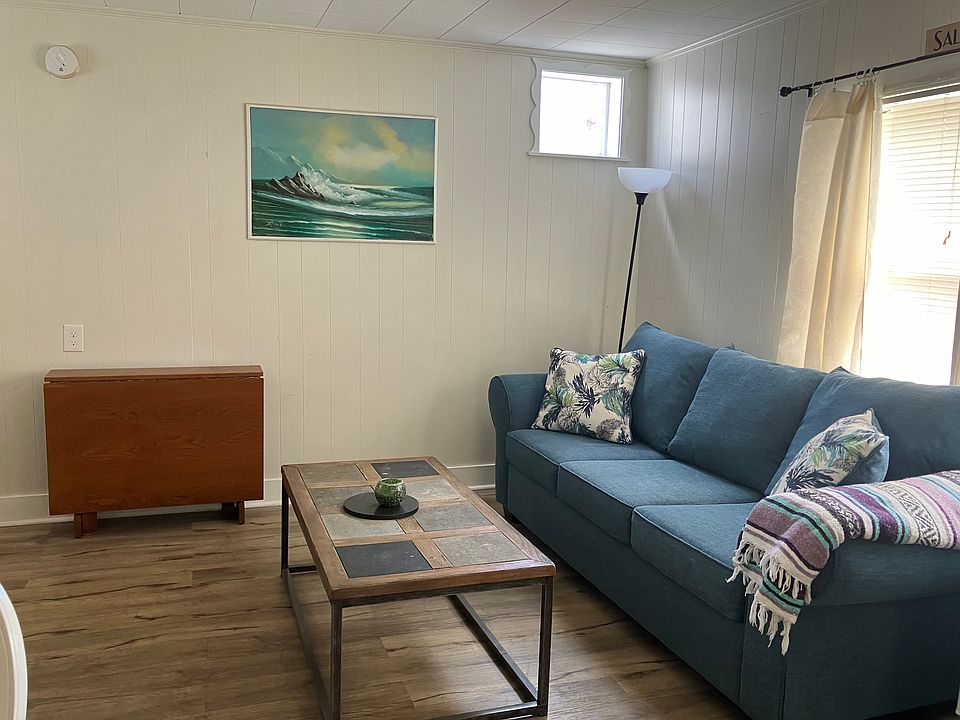 Comfy new sofa and cable tv, internet is included.
