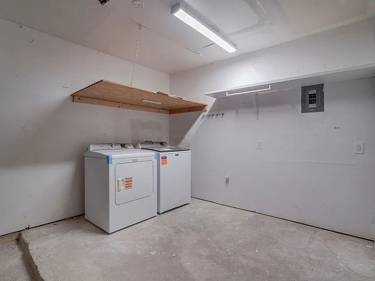 606 Splitrock St — Photo 18