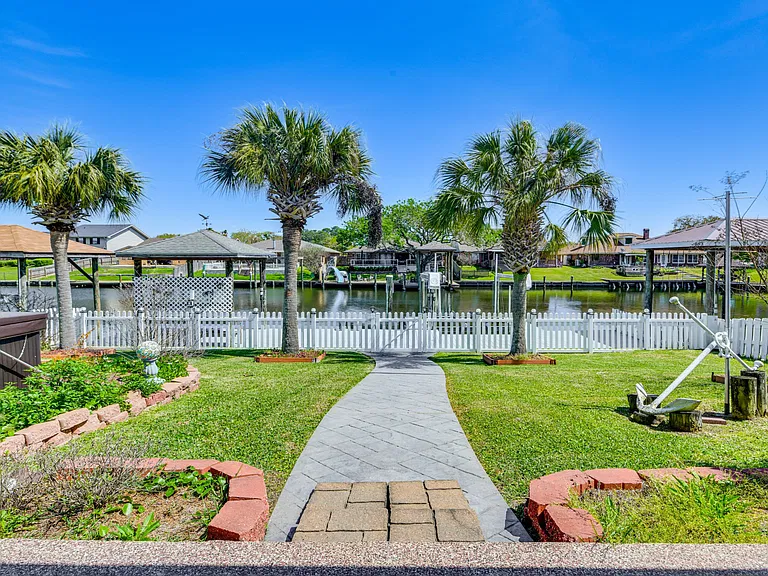 125 Windward Psge — Photo 1