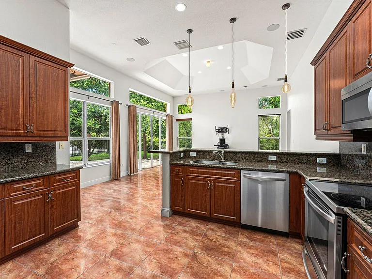 7140 Pinecreek Way — Photo 11