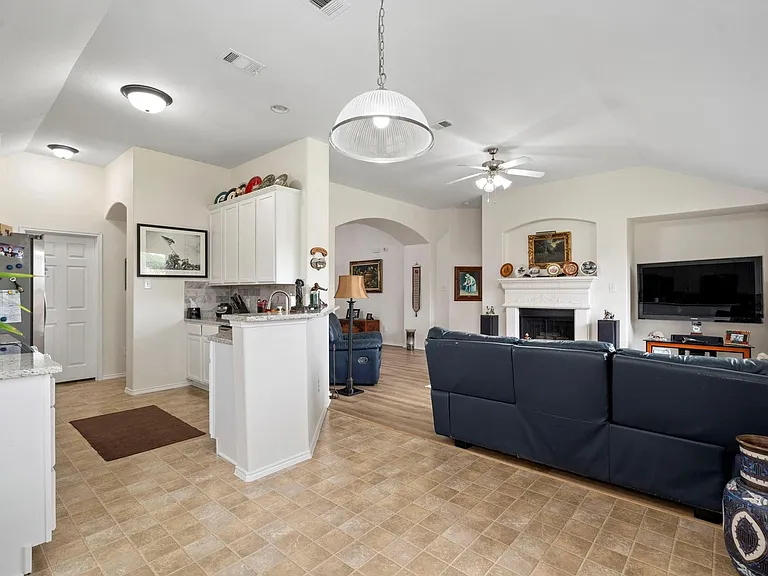 404 Dartmoor Dr — Photo 8