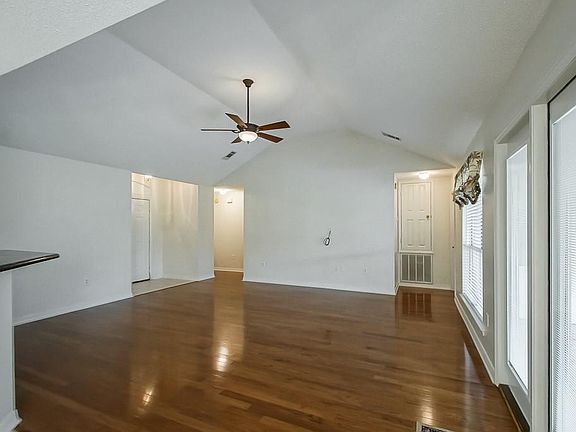 4th image of 969 Valerie Dr