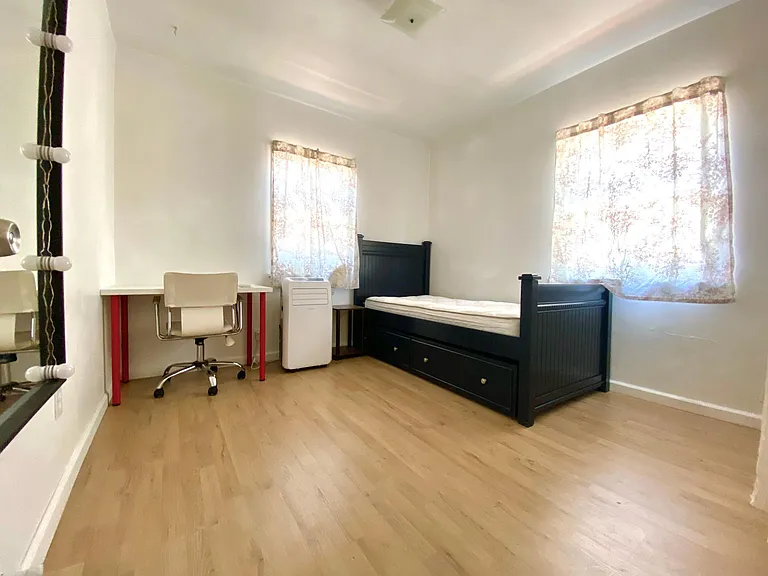 1044 Locust St — Photo 10