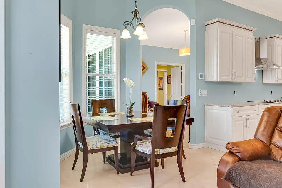 4 bed, 2.0 bath, 3169 sqft, $3,000 — Photo 3