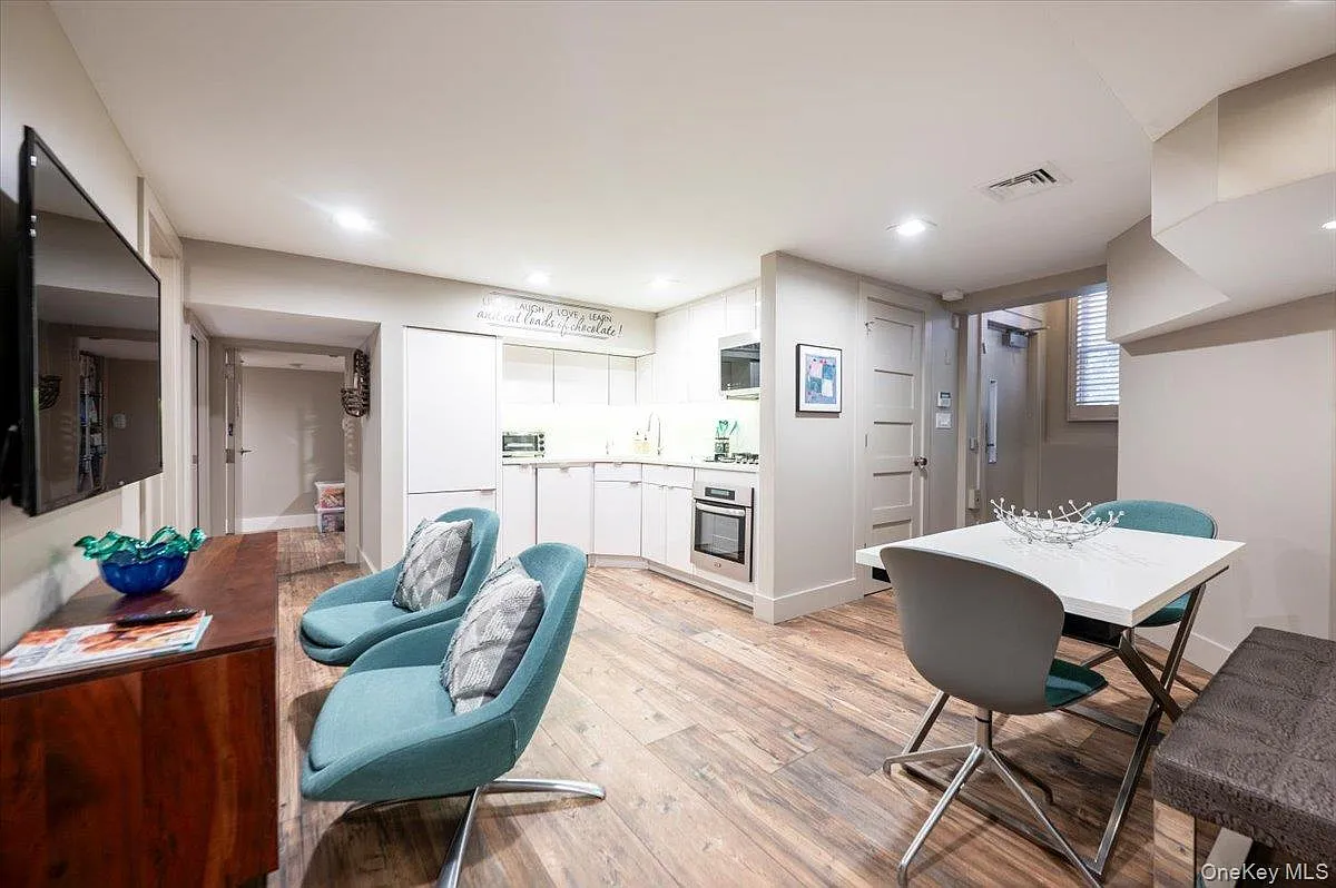 2 bed, 2.0 bath, 1000 sqft, $3,300 — Photo 3