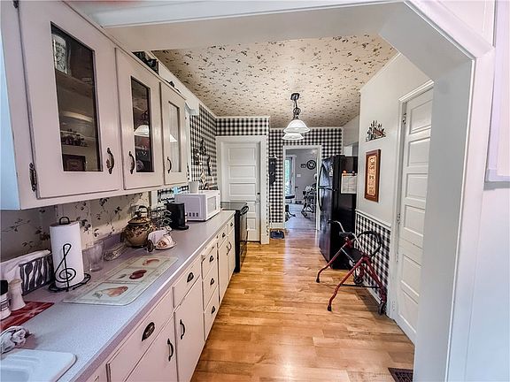 3rd image of 127 E Coffee St