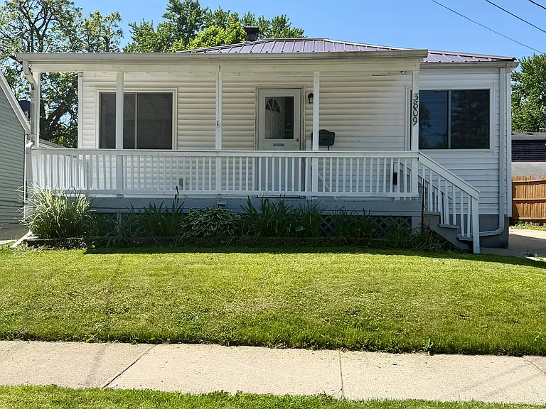 3809 Larchmont St — Photo 3