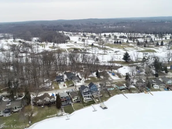 3252 Rush Lake Rd, Pinckney, MI 48169