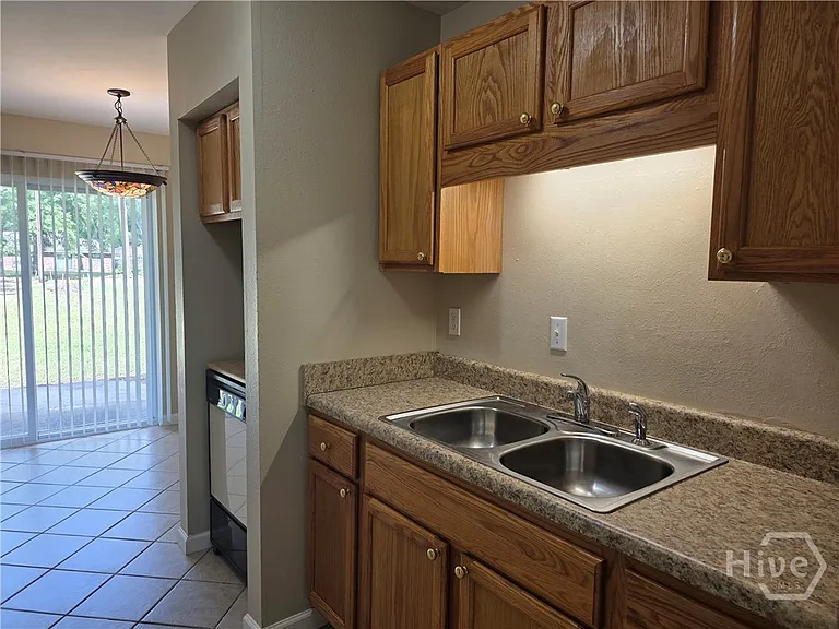 407 Savannah Ave — Photo 6