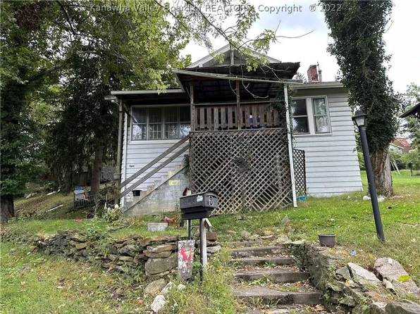 8 North Dr, Charleston, WV 25301