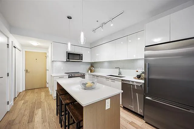 2 bed, 1028 sqft, $3,700 — Photo 2