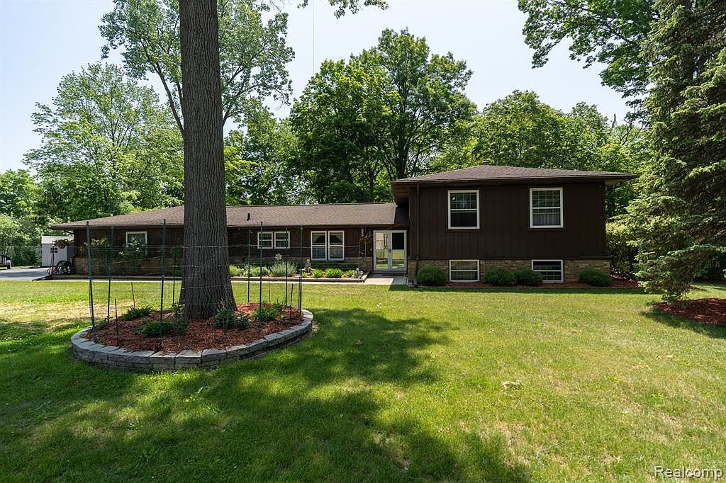 25130 Springbrook Dr, Farmington Hills, MI 48336 MLS 20230042615