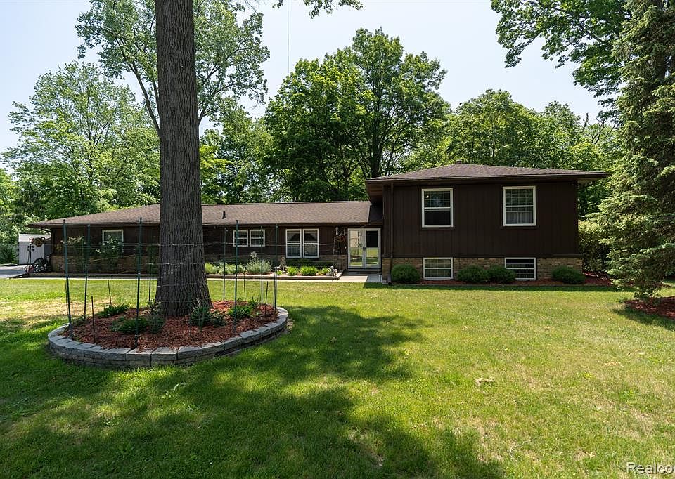 25130 Springbrook Dr, Farmington Hills, MI 48336 MLS 20230042615