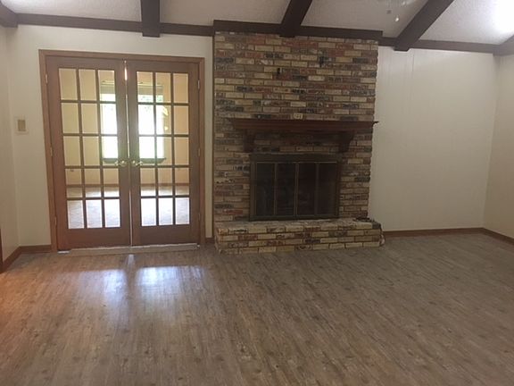 2nd image of 728 Oxford Dr