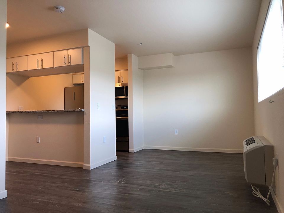 1st image of 410 NE Dekum St #406