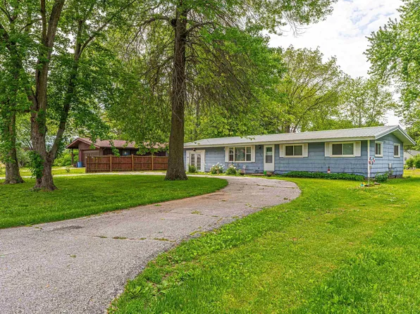 302 S 1st St, Easton, IL 62633