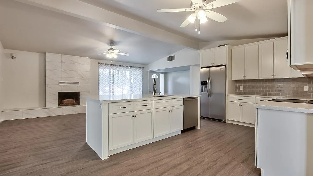 3 bed, 1924 sqft, $3,400 — Photo 2