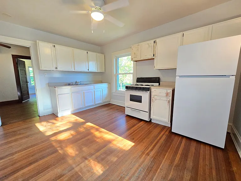610 N McLean St — Photo 15
