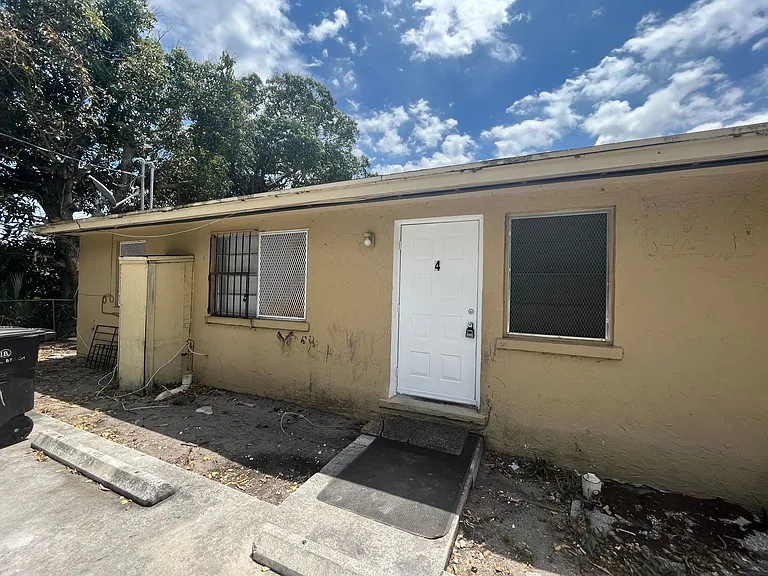 1100 Henrietta Ave — Photo 1