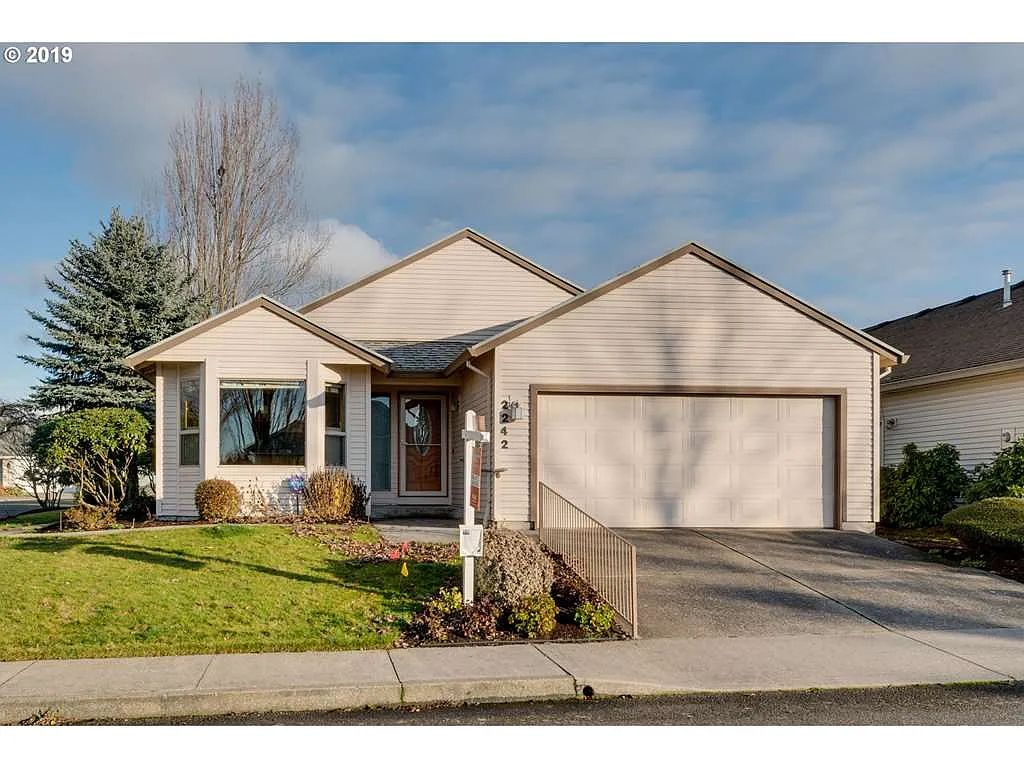 2242 NE 158th Ave photo 1