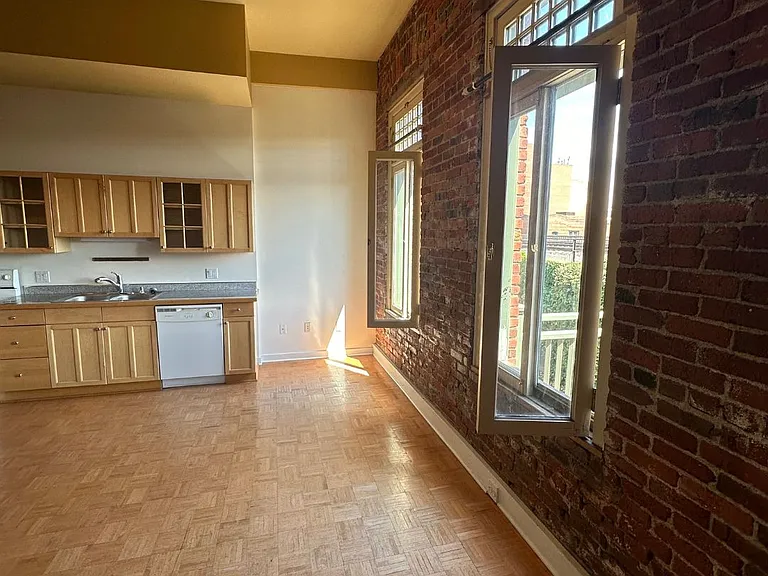 1012 W Railroad Ave #202 — Photo 2