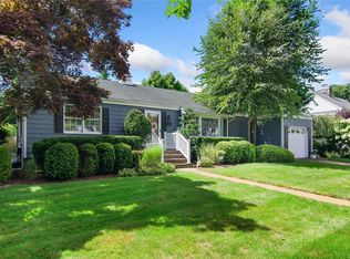 40 Seneca St E, Massapequa, NY 11758