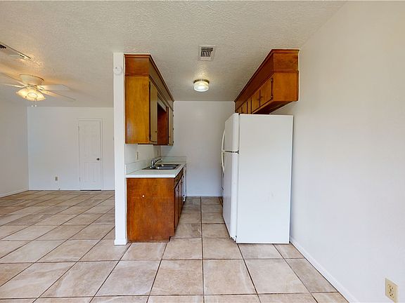 4th image of 809 Llano Pl