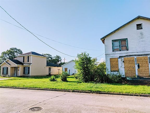 3rd image of 885 Powell St