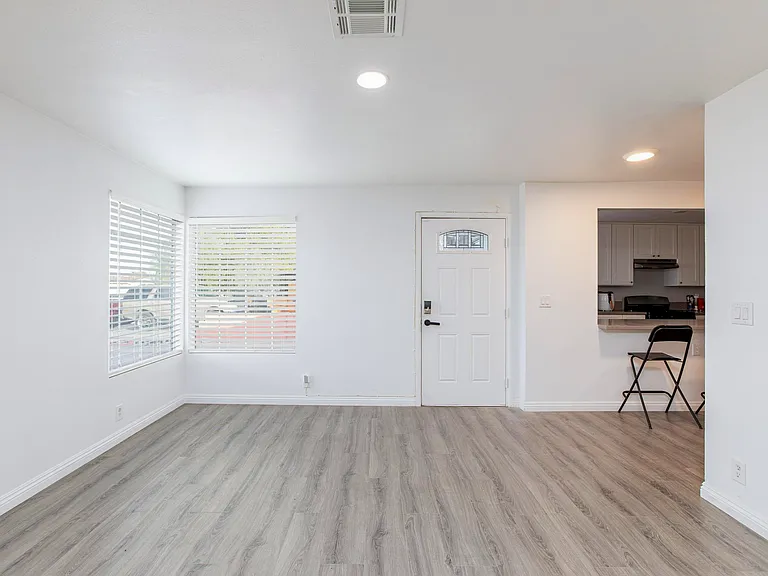 Las Lomas Ave — Photo 9