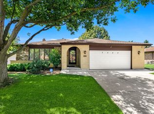 7522 Nantucket Dr, Darien, IL