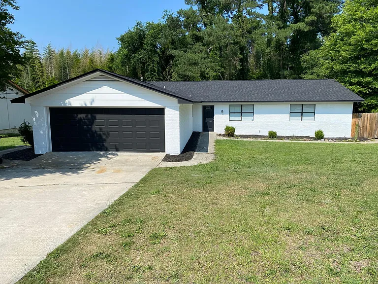 2411 Castlewood Dr — Photo 2