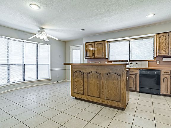 3rd image of 3704 Westview Dr