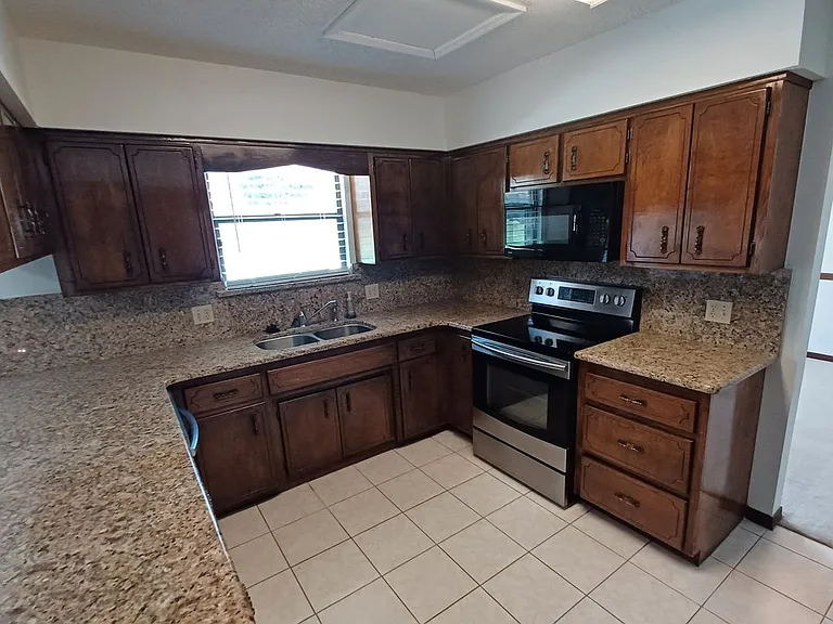 2295 Foxwood Dr — Photo 8