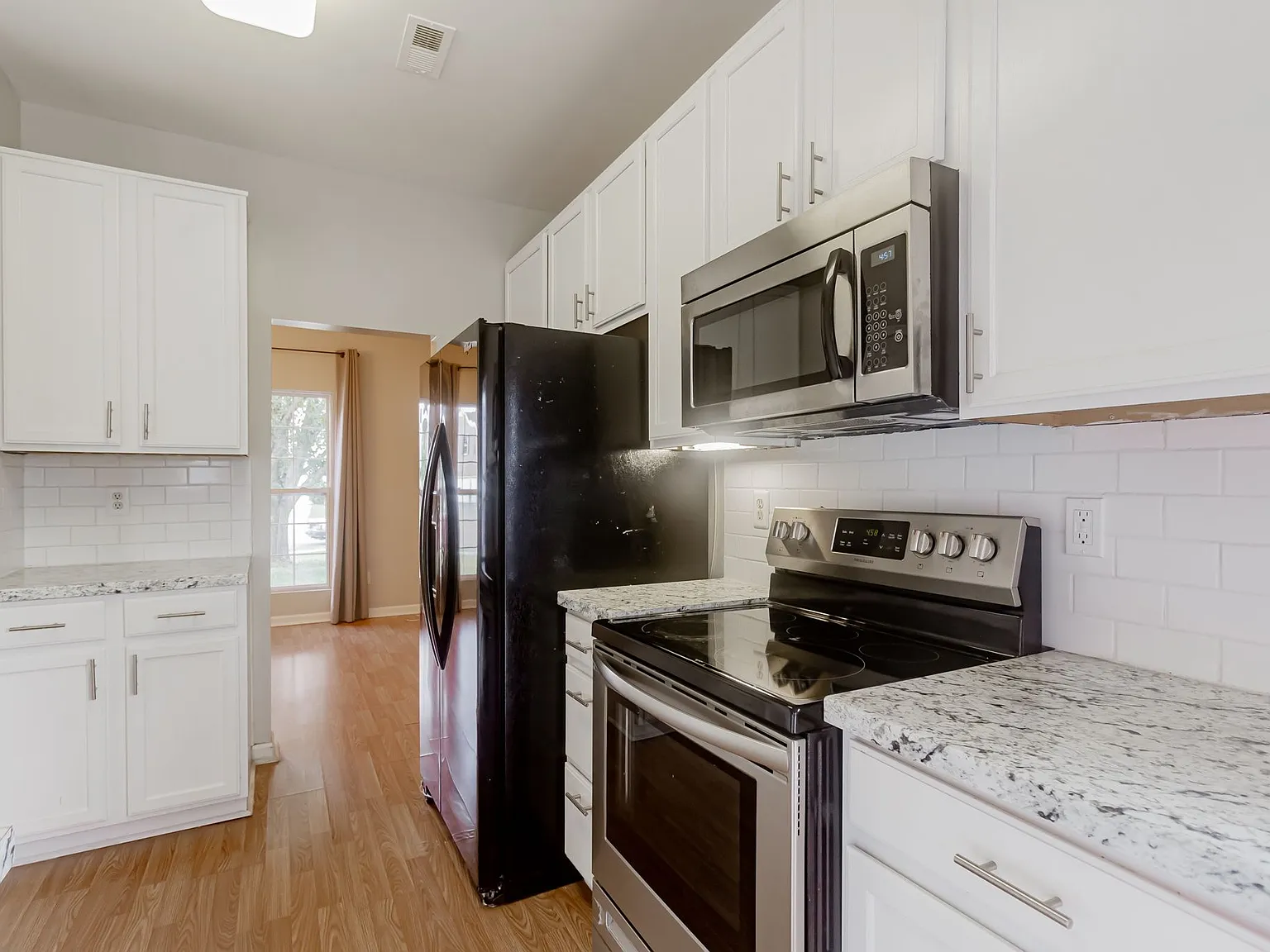 4 bed, 2.5 bath, 2576 sqft, $1,995 — Photo 3