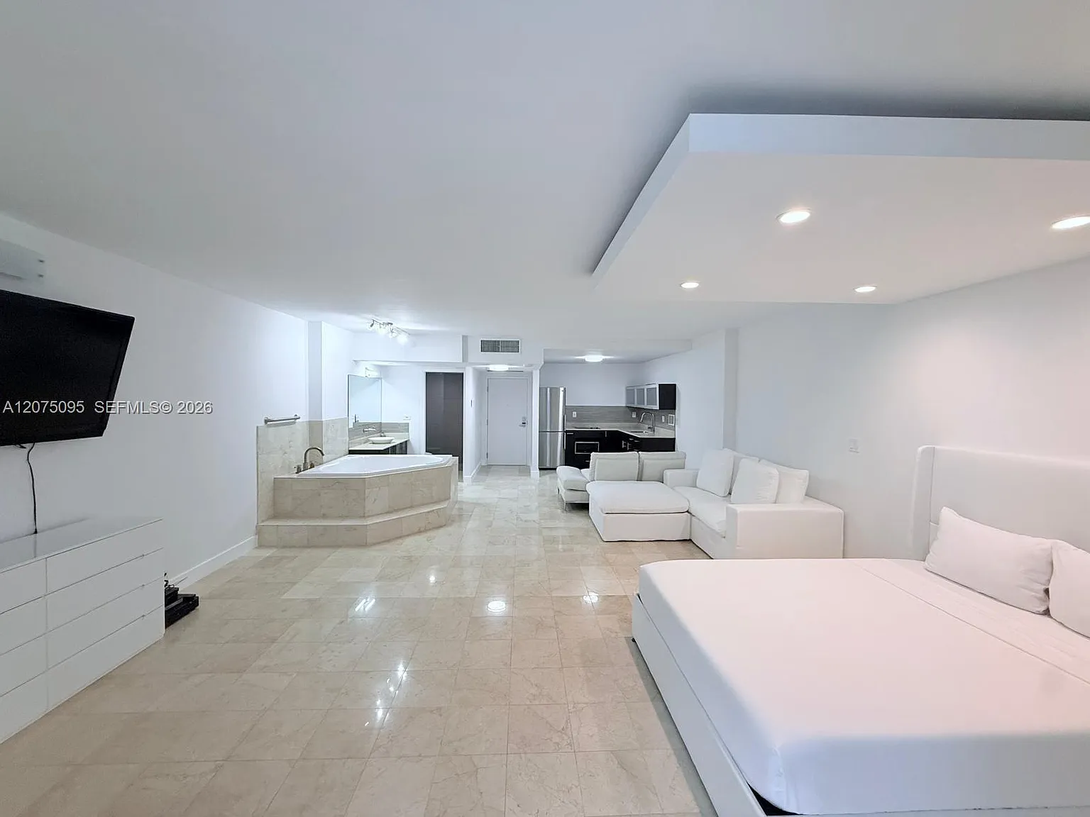 Roney Palace Condo — Photo 1