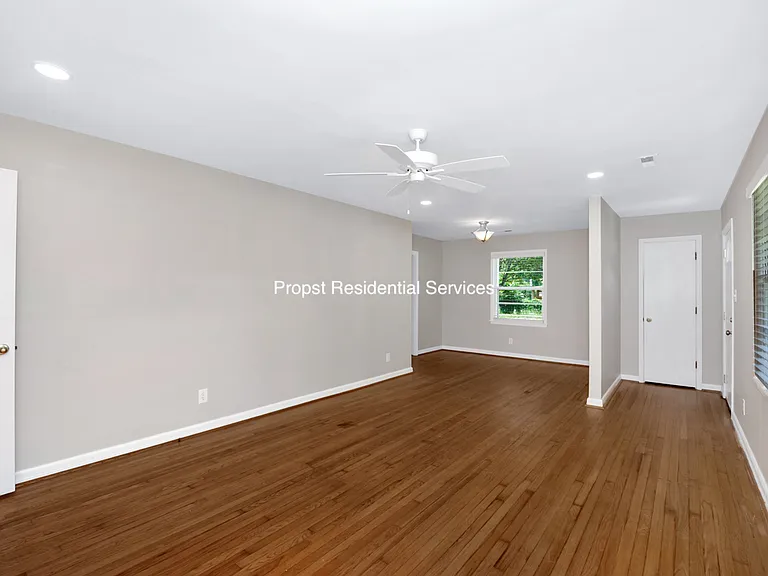 823 Stanhope Dr NE — Photo 7