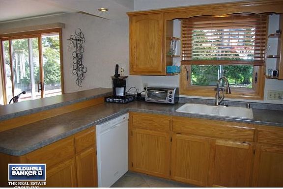 Great Counter & Cabinet Space