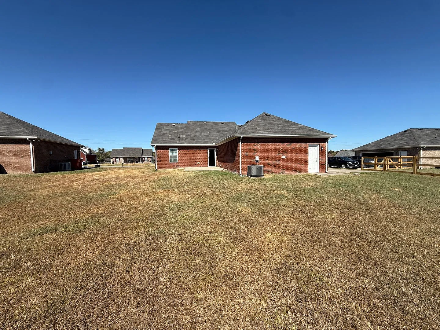 Spacious 3-Bedroom Home with Vaulted Ceilings & Two-Car Garage! — Photo 4