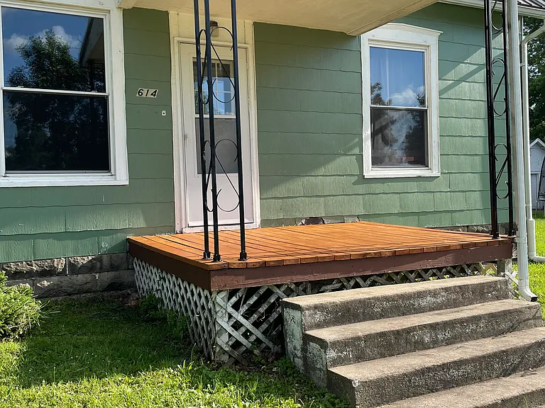 614 E Illinois St — Photo 2