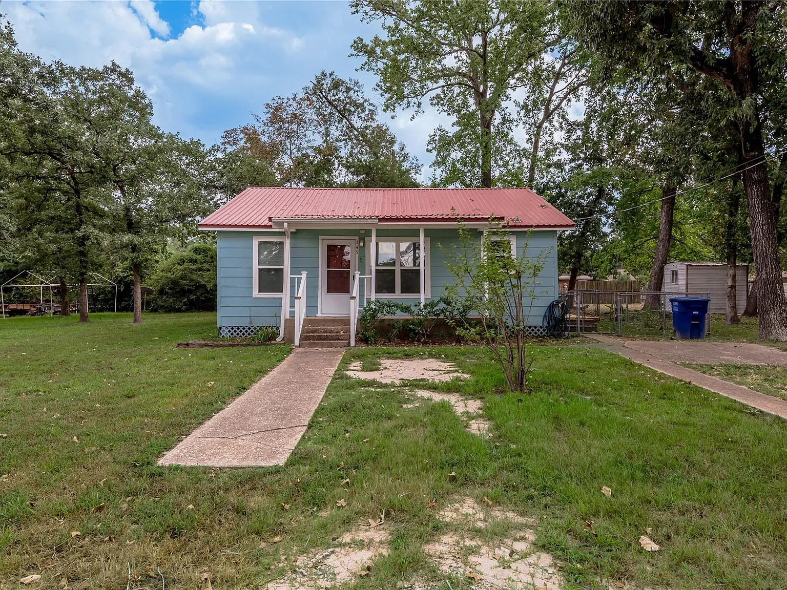 2 bed, 1.0 bath, 900 sqft, $1,050 — Photo 2