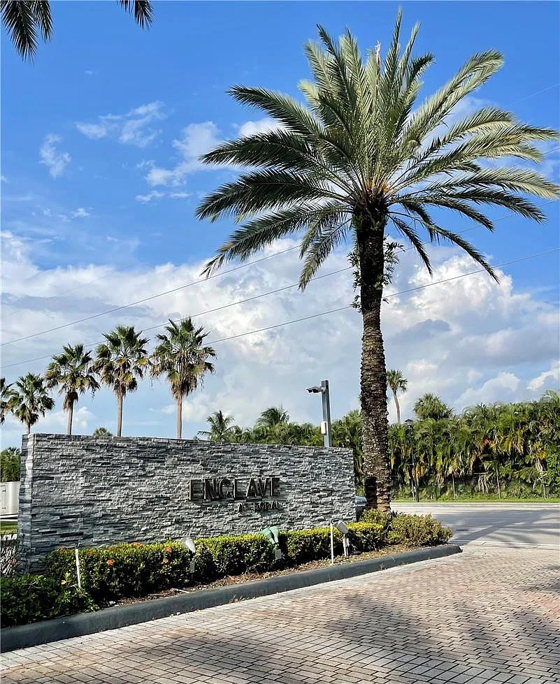 2 bed, 2.0 bath, 994 sqft, $2,825 — Photo 2