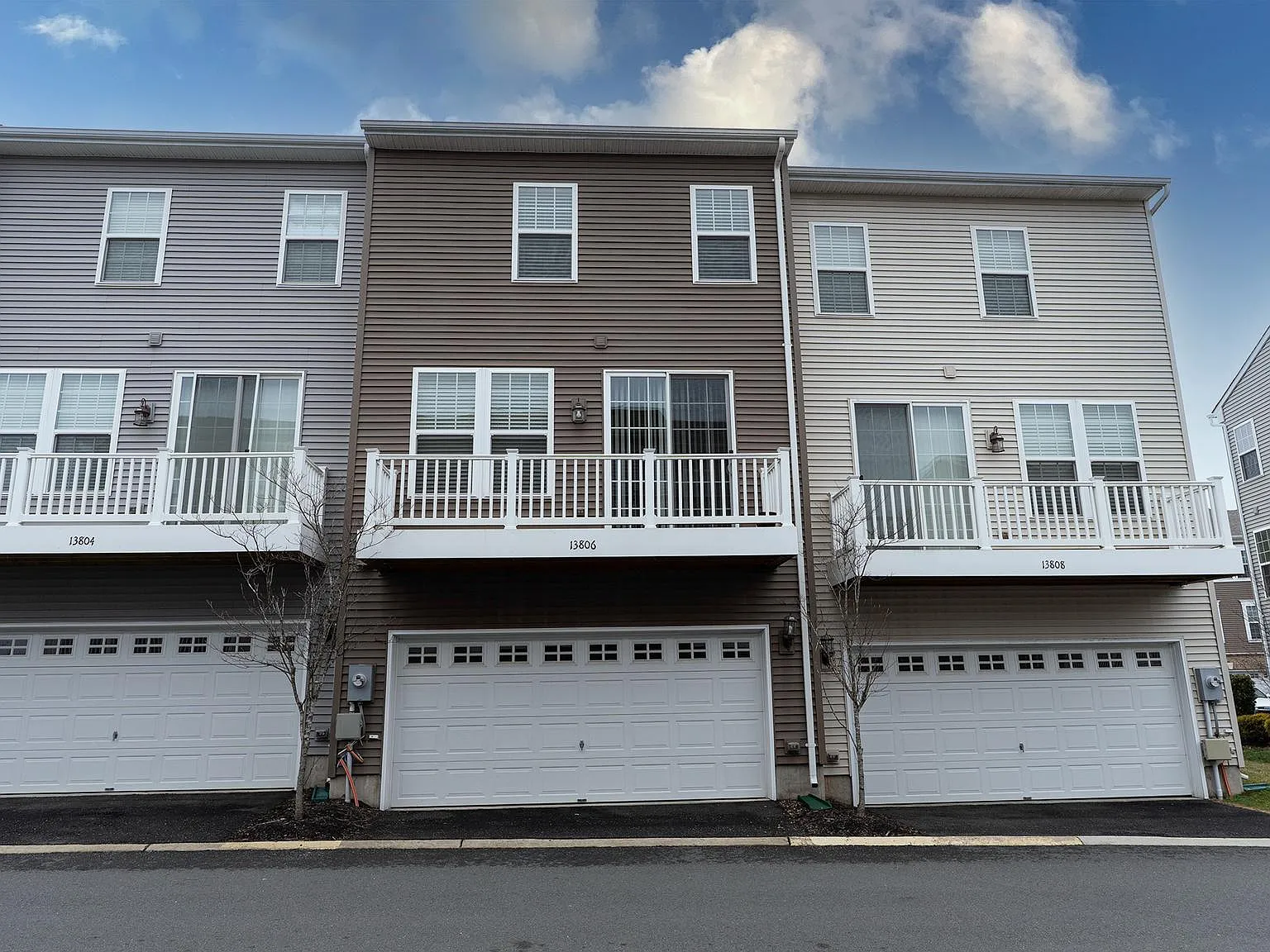 3 bed, 3.5 bath, 1952 sqft, $3,100 — Photo 2