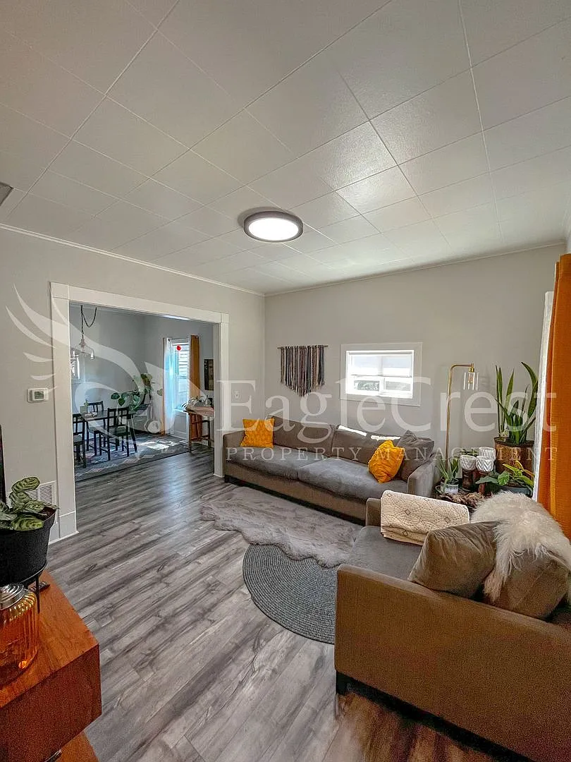 A Timeless & Elegant 2 Bedroom 1 Bathroom Single Family Home — Photo 4