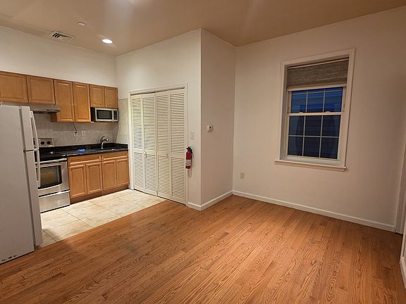 2nd image of 1332 W Girard Ave APT D