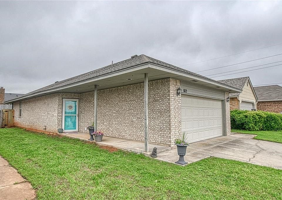 1st image of 812 NE 17th Ct