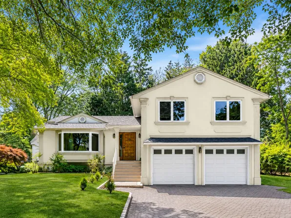 111 Ramille Ct, Paramus, NJ 07652